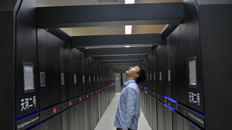 Journalist inspiziert den Supercomputer Tianhe-2 im Supercomputerzentrum der Sun-Yat-Sen-Universität in Guangzhou, Provinz Guangdong, China.
