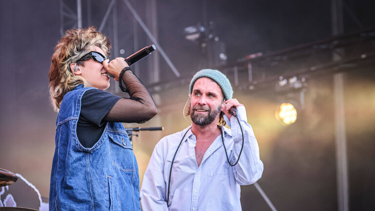 Paula Carolina mit OK Kid Jonas Schubert beim Auftritt auf der Hauptbühne bei Das Fest 2024
