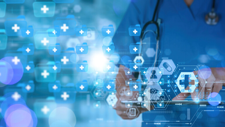 Ein Arzt, der ein Tablet in der Hand hält; Benutzeroberfläche einer Chatbot-App sowie ein virtueller Assistent, der mithilfe von KI-Technologie Kundensupport-Informationen verarbeitet. (Symbolbild KI und Gesundheit)