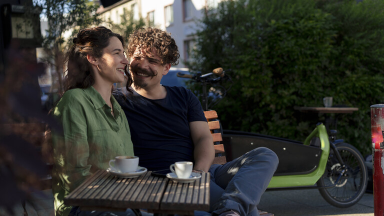 Eine Frau und ein Mann sitzen in einem Café