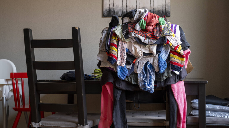 Ein Berg Klamotten auf einem Tisch
