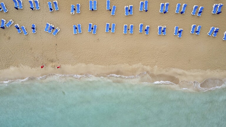 Luftaufnahme von Liegestühlen an einem Strand