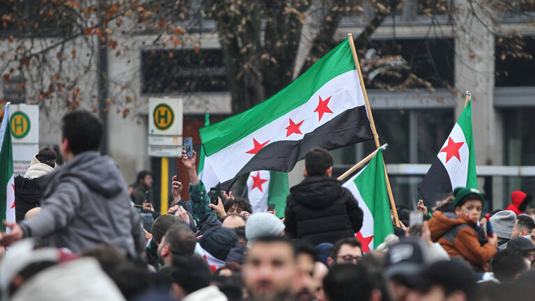 Syrer in Deutschland feiern den Sturz von Assad in Syrien in Berlin.