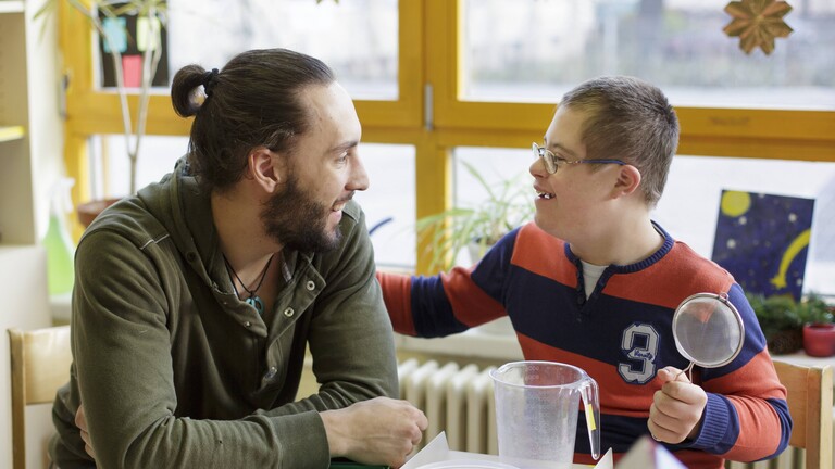 Der Bundesfreiwilligendienstleistende Dorian Schnabel betreut in der Marianne-Cohn-Schule, einem sonderpaedagogischen Foerderzentrum in Berlin, ein Kind.