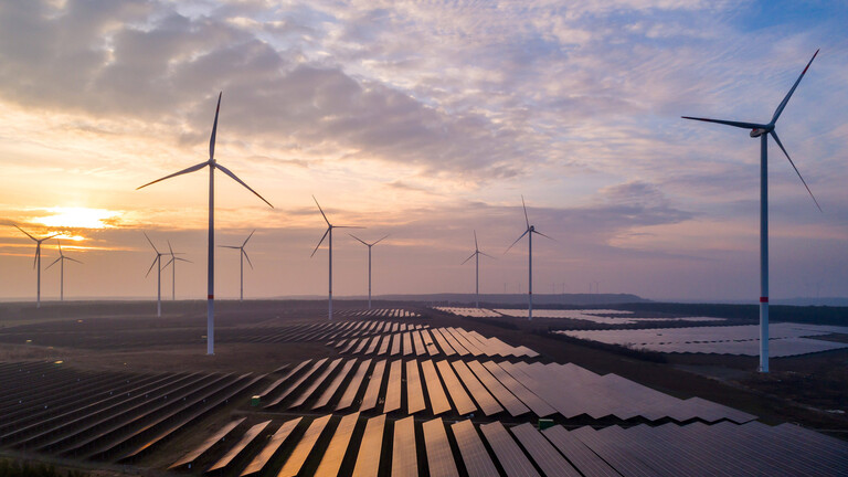 Solaranlagen und Windräder sind im Energiepark Lausitz bei Klettwitz bei Sonnenuntergang zu sehen.