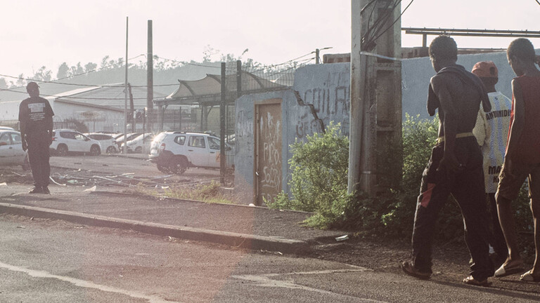 Schulkinder auf dem Weg zur Schule 2025 in Mayotte.