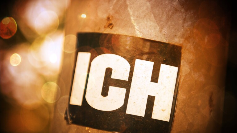 Sticker mit Aufschrift "Ich" klebt an Laternenpfahl