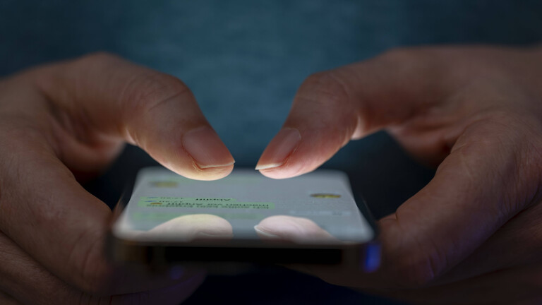 Eine Person nutzt den Messenger WhatsApp