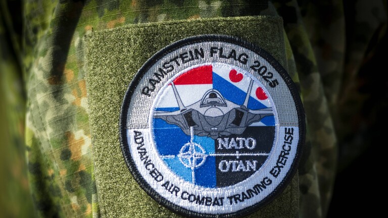 Auf einer grünen Uniform ist ein Sticker aufgenäht, auf dem steht Ramstein Flag 2025.