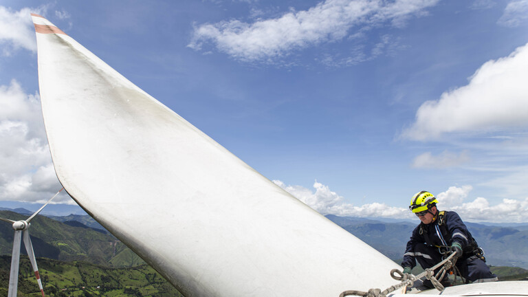Ein Ingenieur bei Wartungsarbeiten an einer Windkraftanlage