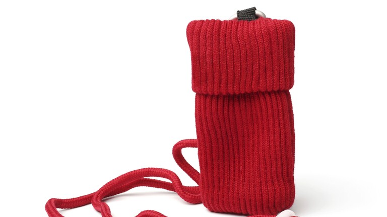 Eine rote gestrickte Handytasche vor weißem Hintergrund