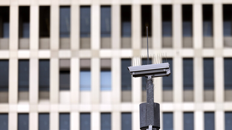 Kamera vor der dem Hauptsitz des Bundesnachrichtendienst (BND) in Berlin (18.07.2025)