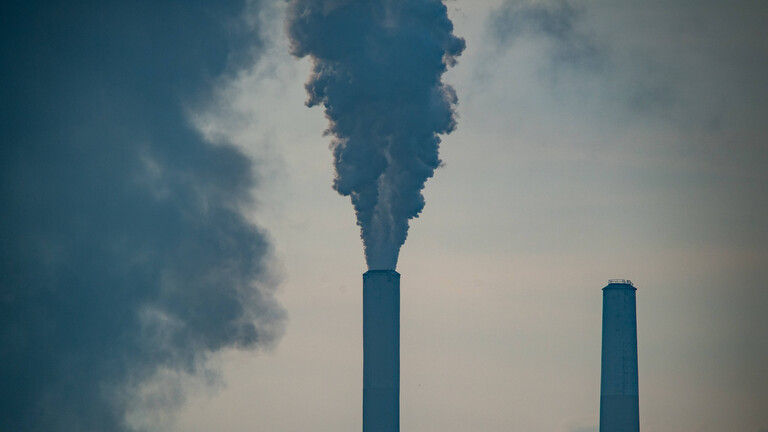 Umweltverschmutzung in Ohio: Miami Kraftwerk Miami Fort. Am 31. Juli 2025 steigt die Umweltverschmutzung aus den Schornsteinen des Kraftwerks Miami Fort auf, das am Ohio River in der Nähe von Cincinnati, Ohio, liegt. North Bend, Ohio, USA