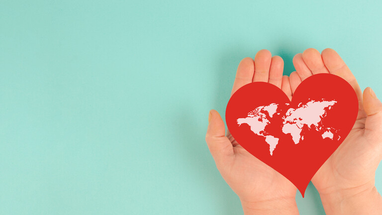 Rotes Herz mit Weltkarte.