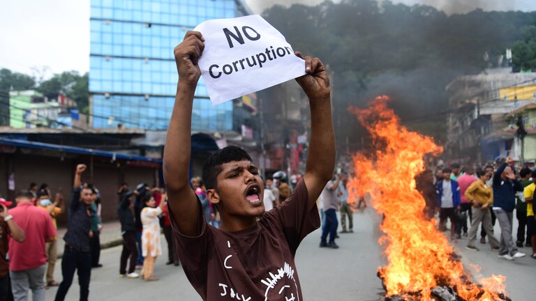 Ein Demonstrant während Protesten in Nepals Hauptstadt Kathmandu
