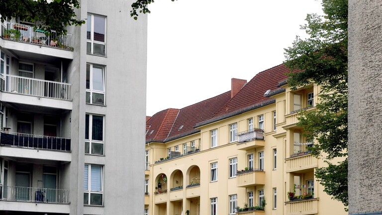 Ein Neubau neben einem Altbau in Berlin