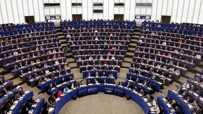 Im Plenarsaal des EU-Parlaments in Straßburg tagen Politikerinnen und Politiker.