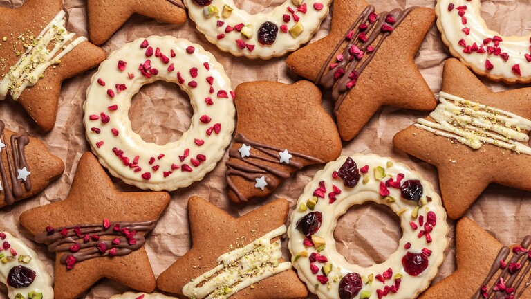 Weihnachtsplätzchen auf Pergamentpapier