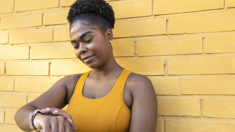 Eine Frau schaut auf ihre Smartwatch