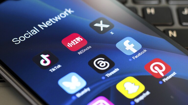 Display eines Smartphones mit verschiedenen Apps