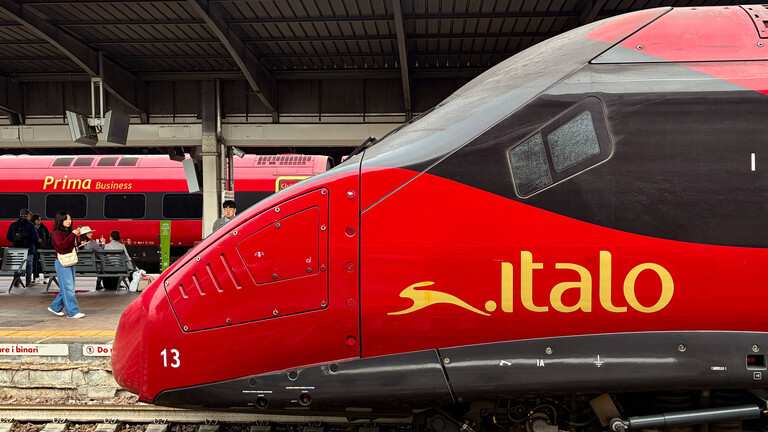 Ein Italo-Hochgeschwindigkeitszug steht am Bahnhof Venezia Santa Lucia in Venedig, Italien.