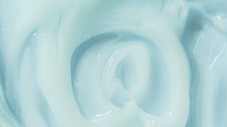 Leicht bläuliche Feuchtigkeitscreme.