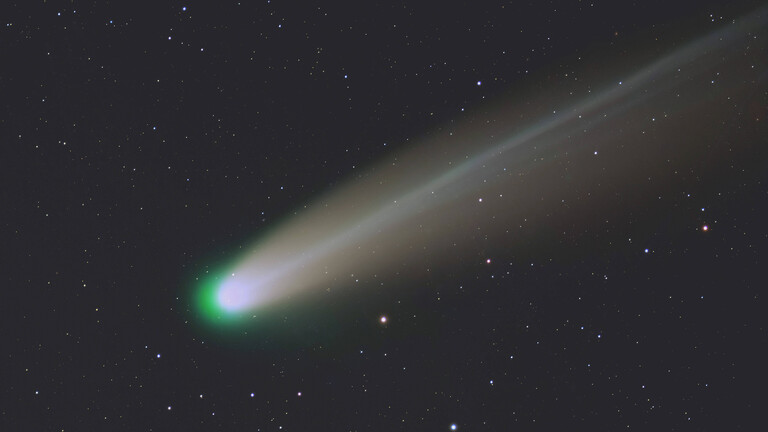 Foto des grünleuchtenden Kometen C 2025 A6 Lemmon mit leuchtendem Schweif vor einem Sternenhimmel