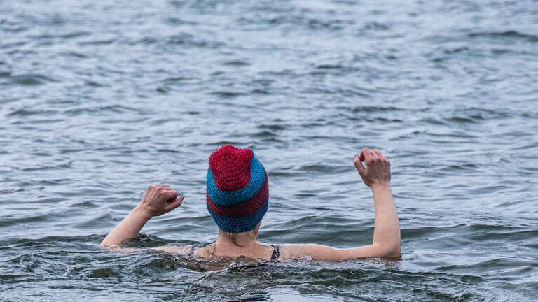 Frau mit Wintermütze beim Neujahrsschwimmen