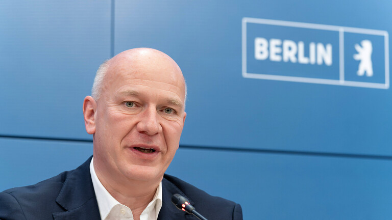 07.01.2026, Berlin, Berlins Bürgermeister Kai Wegner beim Pressebriefing zum Anschlag auf das Berliner Stromnetz im Roten Rathaus