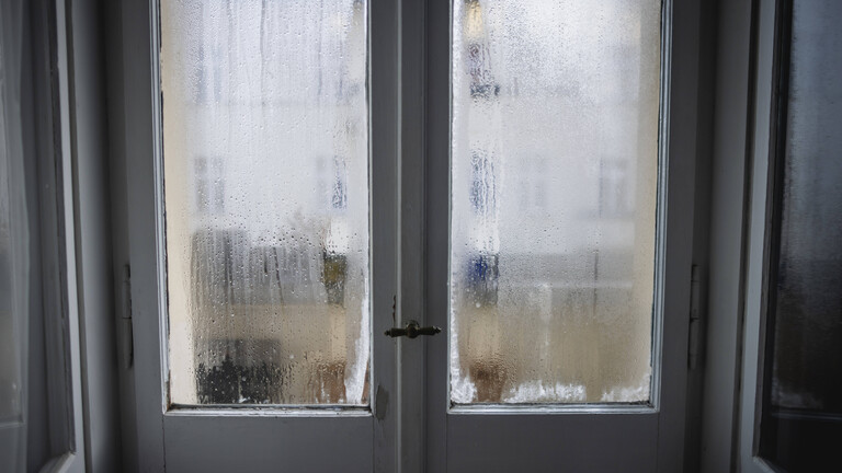Gefrorene Fensterscheiben in einem Altbau in Berlin.