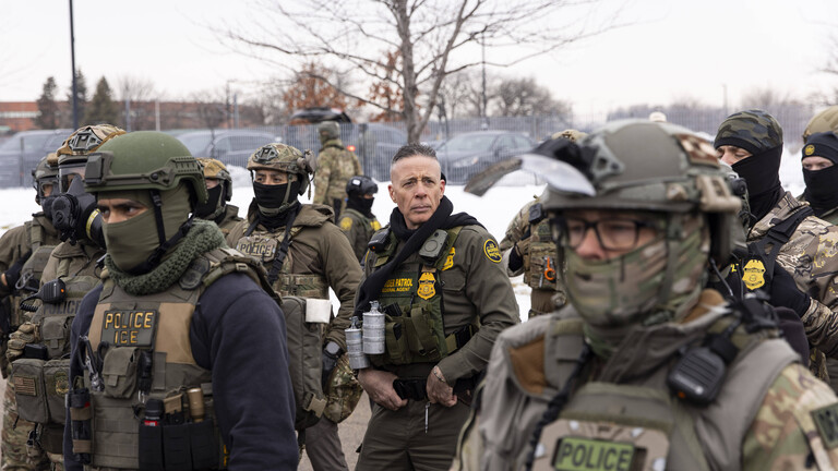 In der US-Stadt Minneapolis stehen Einwanderungs- und Grenzschutzbeamte, unter ihnen der Kommandeur der US-Grenzschutzbehörde Border Patrol, Gregory Bovino.