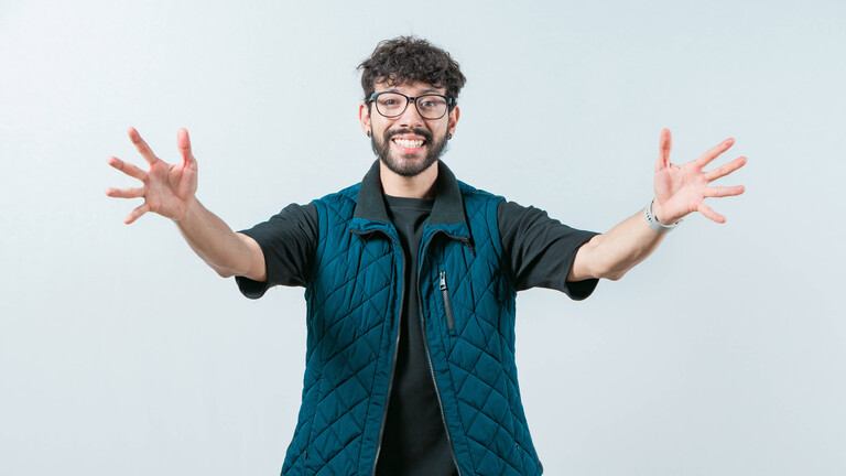 Freundlicher Kerl heißt einen mit offenen Armen willkommen.