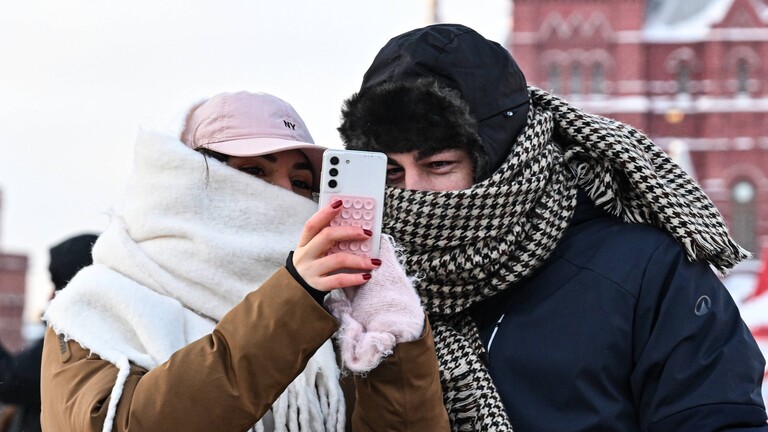 Eine Frau und ein Mann machen mit einem Smartpone ein Selfie
