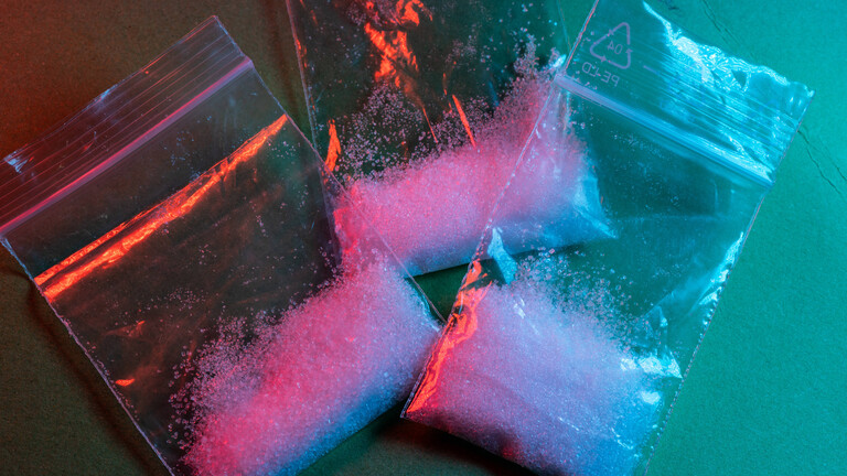 Kokain-Tütchen in rotem Licht