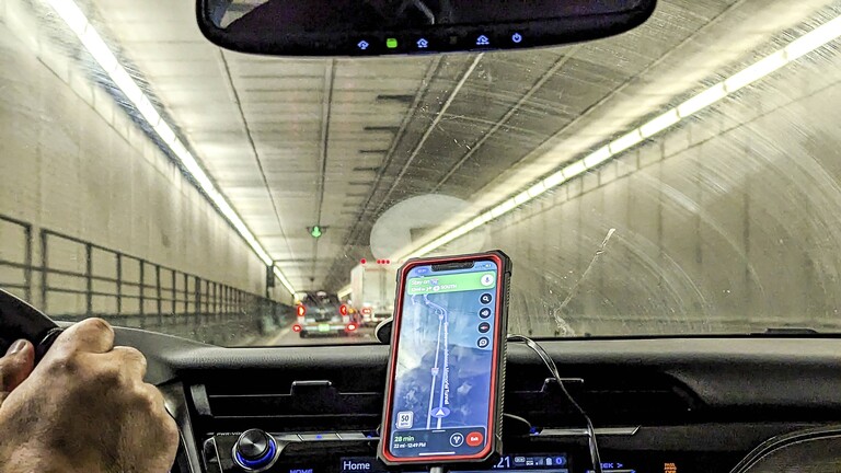 Ein Uber-Auto fährt durch einen Tunnel