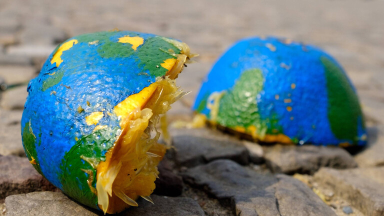 Ausgepresste Orangen, als Erde bemalt, am Erdüberlastungstag am 01.08.2018 bei der Aktion „Ausgepresst!“ am Brandenburger Tor in Berlin