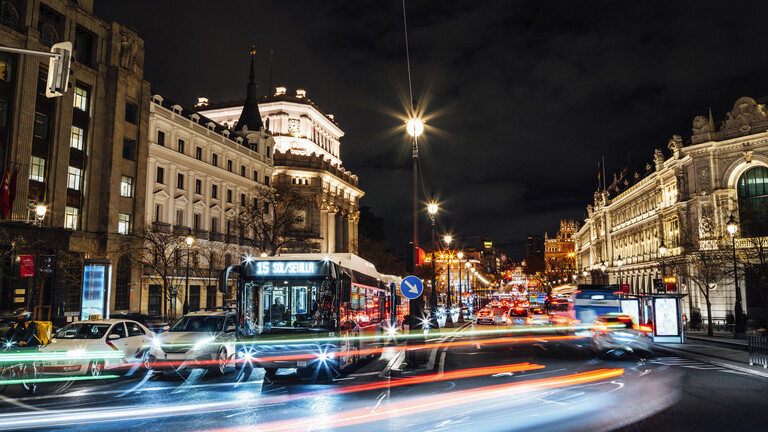 Nächtlicher Verkehr in der Großstadt, Madrid.