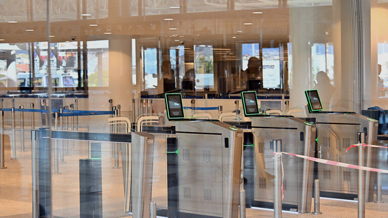 Foto einer leeren Flughafenhalle mit Ticket-Gates in Beirut am 28.02.2028