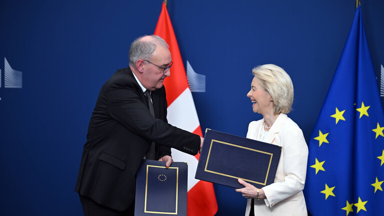Foto der Präsidentin der Europäischen Kommission, Ursula von der Leyen (rechts), und des Präsidents der Schweizerischen Eidgenossenschaft, Guy Parmelin (links), bei der Unterzeichnungszeremonie für das Abkommenspaket zwischen der Europäischen Union und der Schweiz am 2. März 2026 in Brüssel, Belgien