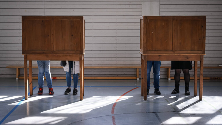 Vier Wahlkabinen im Wahllokal Grundschule in Horb, Baden-Württemberg, März 2026