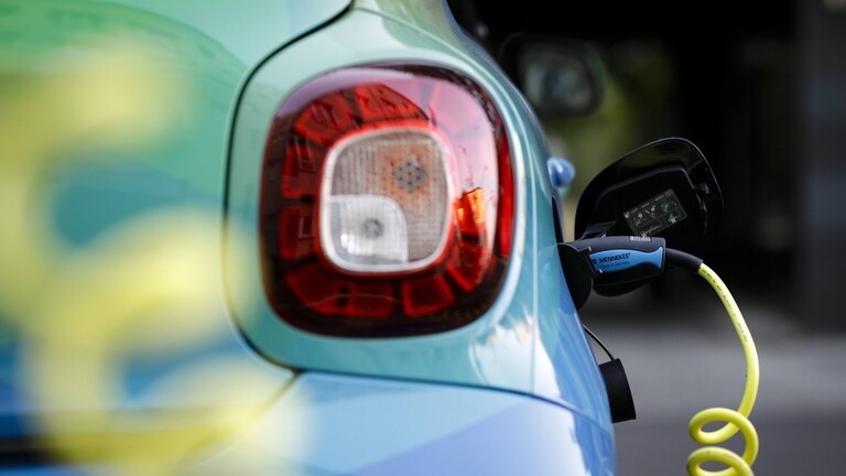 Ein Elektroauto wird an einer Ladestation geladen.