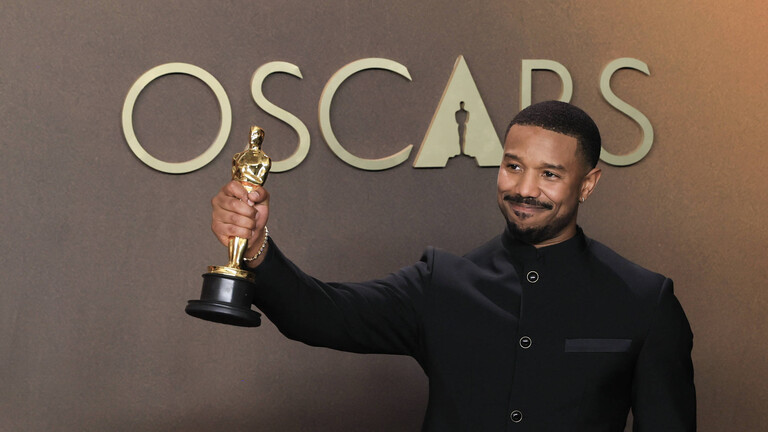 15.03.2026; Michael B. Jordan posiert mit dem Oscar für den besten Hauptdarsteller für „Sinners“ bei der 98. Oscar-Verleihung in Los Angeles