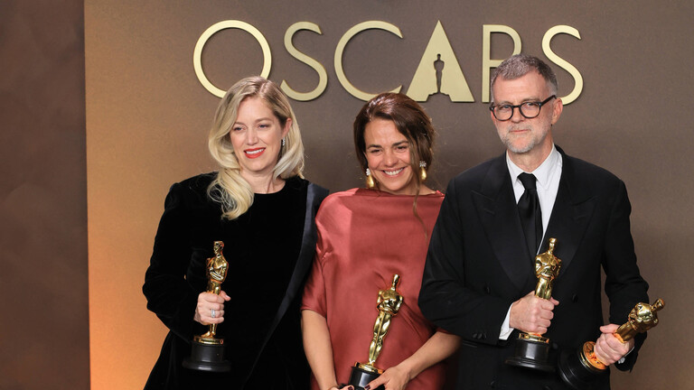 Sara Murphy (links) und Paul Thomas Anderson (rechts) posieren mit der Auszeichnung für den besten Film  für den Film „One Battle After Another“ zusammen mit Carmen Ruiz de  Huidobro bei der 98. Oscar-Verleihung in Los Angeles, USA, am  15. März 2026