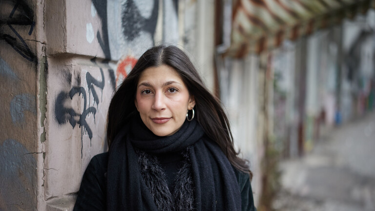 Porträt von Miriam Davoudvandi, aufgenommen im Reuterkiez in Neukölln, Berlin.