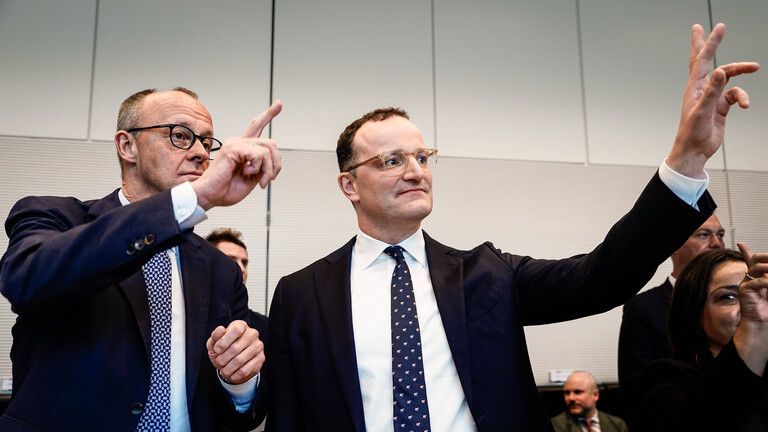 Fraktionssitzung CDU CSU im Deutschen Bundestag, 24.03.2026, Berlin, Bundeskanzler Friedrich Merz (CDU) und Jens Spahn, Fraktionsvorsitzender, haben beide die Hand.