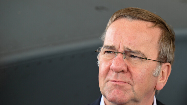 Foto des Gesichts von Bundesverteidigungsminister Boris Pistorius bei einem Besuch auf dem australischen Luftwaffenstützpunkt RAAF Base Amberley in Ipswich am Freitag, dem 27. März 2026