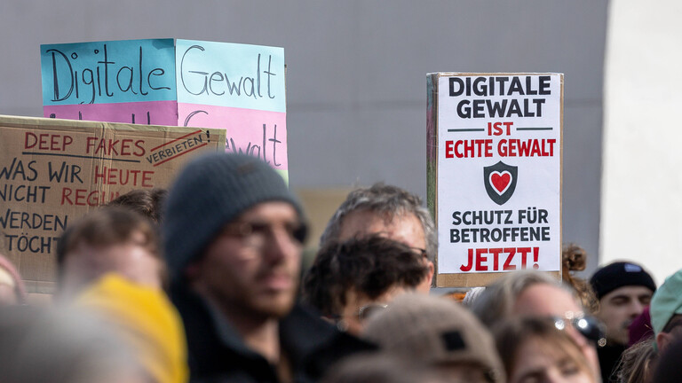 Teilnehmer der Solidaritätskundgebung mit Collien Fernandes und gegen sexualisierte digitale Gewalt halten Schilder in die Luft (Nürnberg, 29.03.2026)