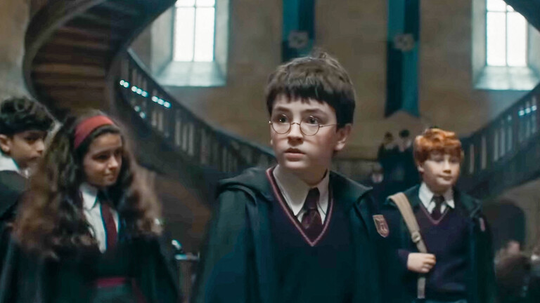 Filmstill aus der für HBO entwickelten Harry-Potter-Serie, die Weihnachten 2026 starten soll – zu sehen im Vordergrund Dominic McLaughlin als Harry Potter und unscharf im Hintergrund Arabella Stanton als Hermine Granger und Alastair Stout als Ron Weasley