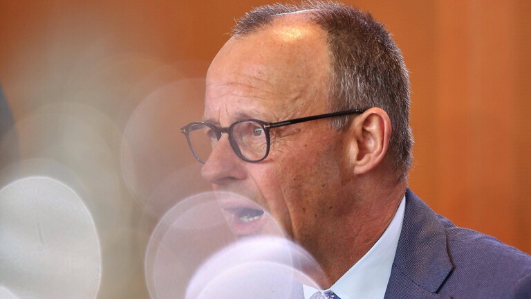 Foto des sprechenden Bundeskanzlers Friedrich Merz (CDU) während der 39. Kabinettssitzung am 01.04.2026 im Bundeskanzleramt in Berlin