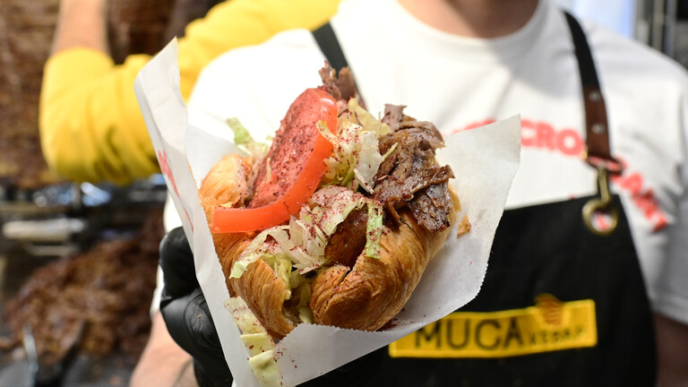 Was als Aprilscherz im Netz begann, wird in Berlin zur Realität: Der Discounter Lidl verteilt am Samstag 1.000 Döner-Croissants . Die skurrile Food-Kreation entstand nach einem viralen Post.